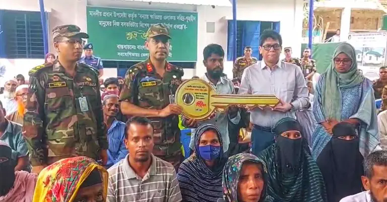 বন্যায় ক্ষতিগ্রস্তদের মাঝে সরকারি ঘরের চাবি হস্তান্তর